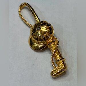 Vintage Gold Tone Signed Maeve Carr Equestrian Hat & Riding Crop Brooch